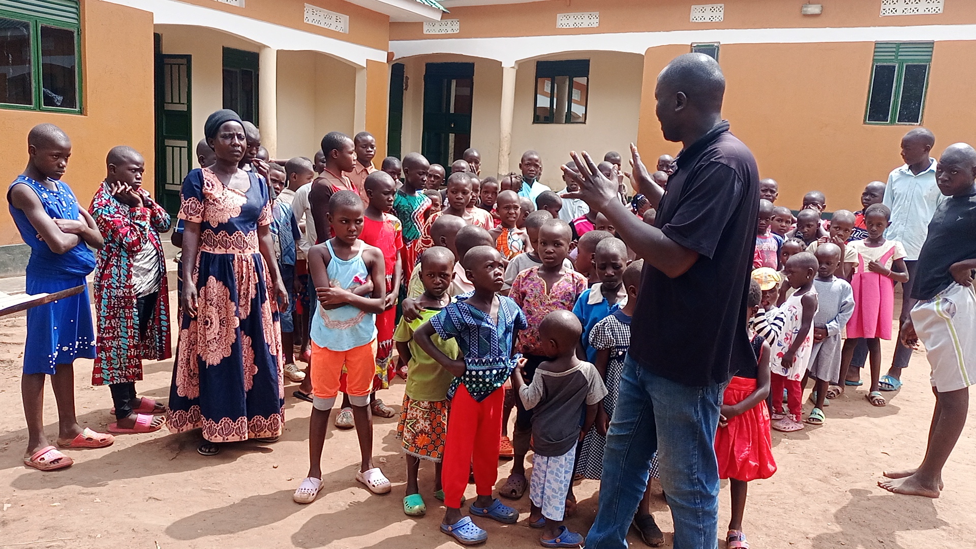 Community at Nissi Project Uganda